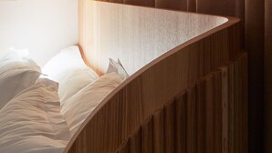 A curved wooden staircase leading to a bed with white bedding. - Zzz Dreamscape Hotel - Self Check-In & Digital Key (Stockholm)