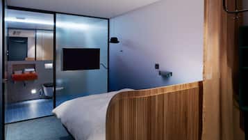 Habitación doble urbana, sin ventanas | Ropa de cama de alta calidad, wifi gratis y ropa de cama