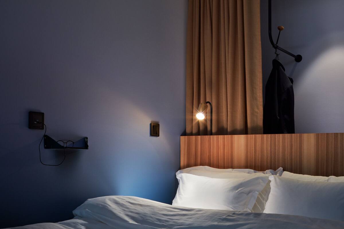 City Double Room, No Windows, Self Check-in (ID Required) | Sengetøy av topp kvalitet, wi-fi (inkludert) og sengetøy