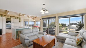 TV, DVD-spiller, bordtennis og bøker