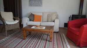 Een open haard en boeken