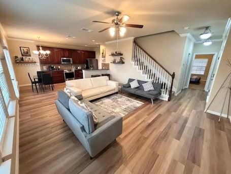 Smart TV. Home by DFW Airport/ DT LasColinas