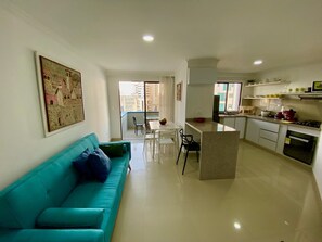 Huoneisto, 1 parisänky ja vuodesohva, kaupunkinäköala | Oleskelualue | Taulutelevisio