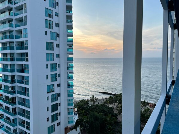 Superior-huoneisto, 2 makuuhuonetta, parveke, kaupunkinäköala | Tallelokero huoneessa, työpöytä, ilmainen Wi-Fi, vuodevaatteet