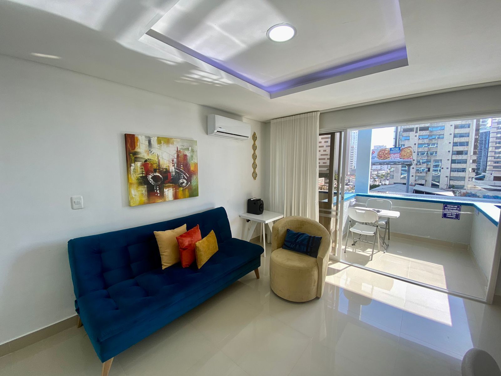 Eenvoudig appartement, 1 slaapkamer, airconditioning, uitzicht op de stad | Woonruimte | Flatscreentelevisie