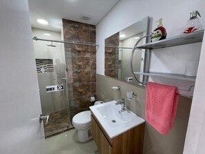 Appartement, 1 chambre, climatisation, vue ville | Salle de bain | Douche, serviettes fournies, savon, papier toilette