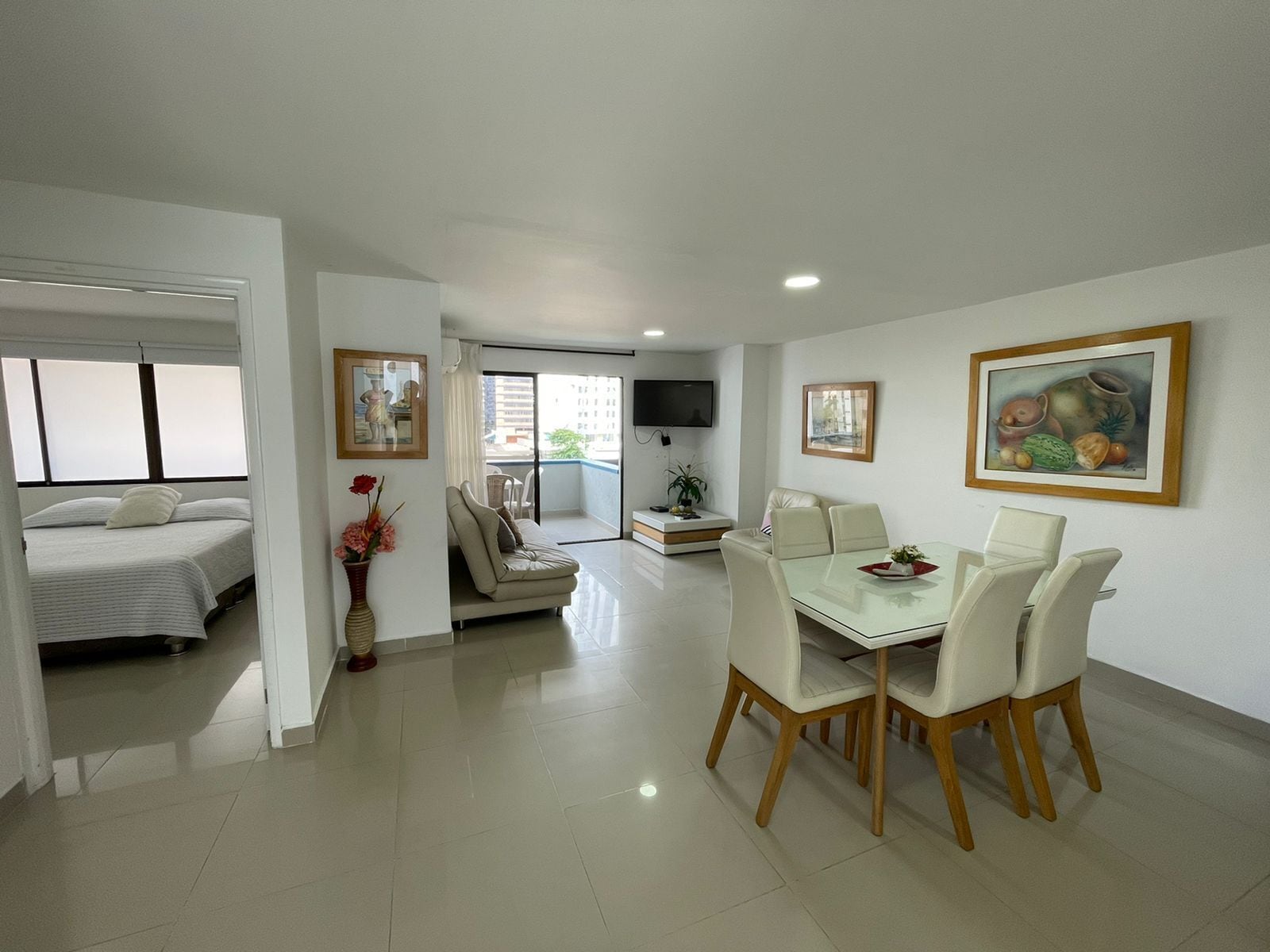 Leilighet – superior, 2 soverom, balkong, byutsikt | Oppholdsområde | Flatskjerm-TV