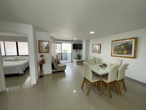 Superior-huoneisto, 2 makuuhuonetta, parveke, kaupunkinäköala | Oleskelualue | Taulutelevisio