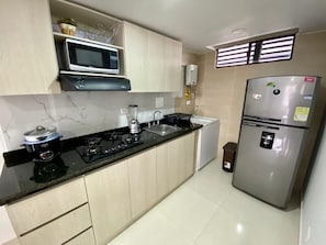 Apartamento superior, 2 quartos | Cozinha privada | Geladeira grande, micro-ondas, liquidificador