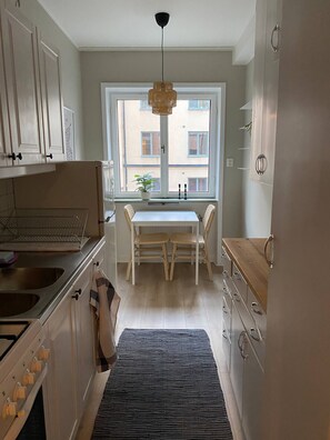 Lägenhet | Eget kök | Kylskåp, mikrovågsugn, ugn och spishäll