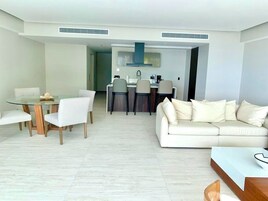 基础公寓, 2 间卧室 | 起居区 | 平板电视