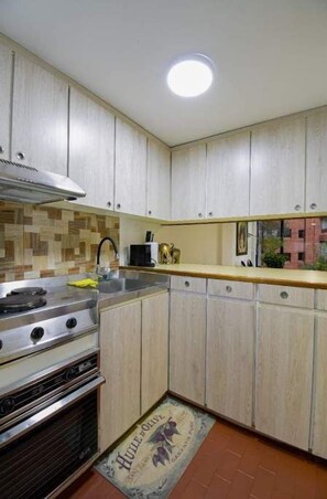 Fridge, microwave, stovetop, dishwasher - Beautiful Condo in Rosales, Chapinero (Bogotá)