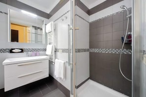 Dusche, Haartrockner, Bidet, Handtücher
