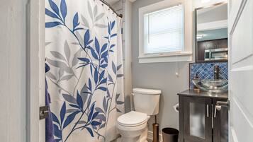 Asciugacapelli, asciugamani, sapone, shampoo