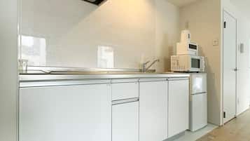 Frigorífico, microondas, placa de cocina y arrocera