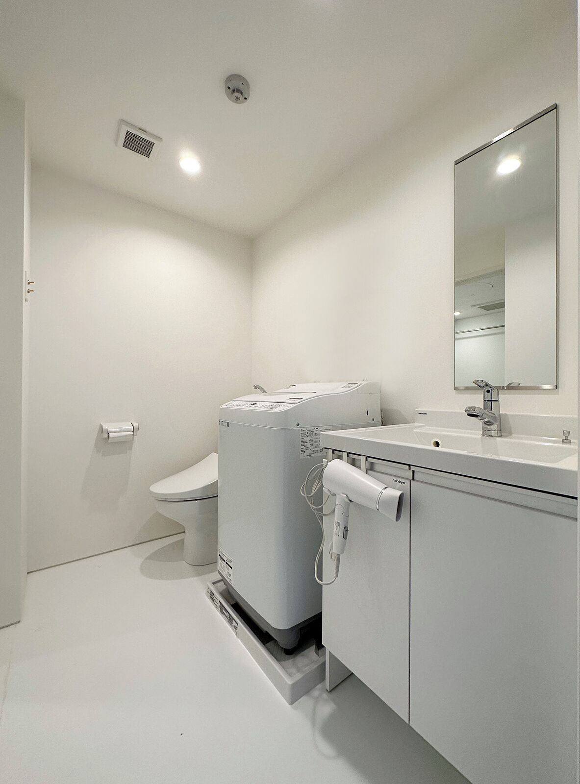 Combined shower/tub, free toiletries, hair dryer, slippers