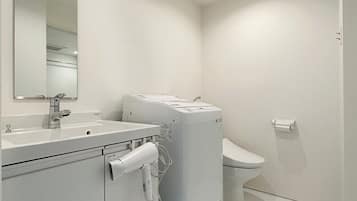 Ensemble douche/baignoire, articles de toilette gratuits, sèche-cheveux