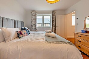 2 bedrooms, travel cot, free WiFi, bed sheets
