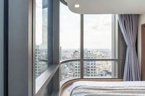 Deluxe appartement, 2 slaapkamers, uitzicht op de stad | Luxe beddengoed, een kluis op de kamer, individueel gedecoreerd