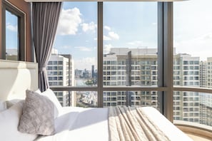 Deluxe appartement, 2 slaapkamers, uitzicht op de stad | Luxe beddengoed, een kluis op de kamer, individueel gedecoreerd