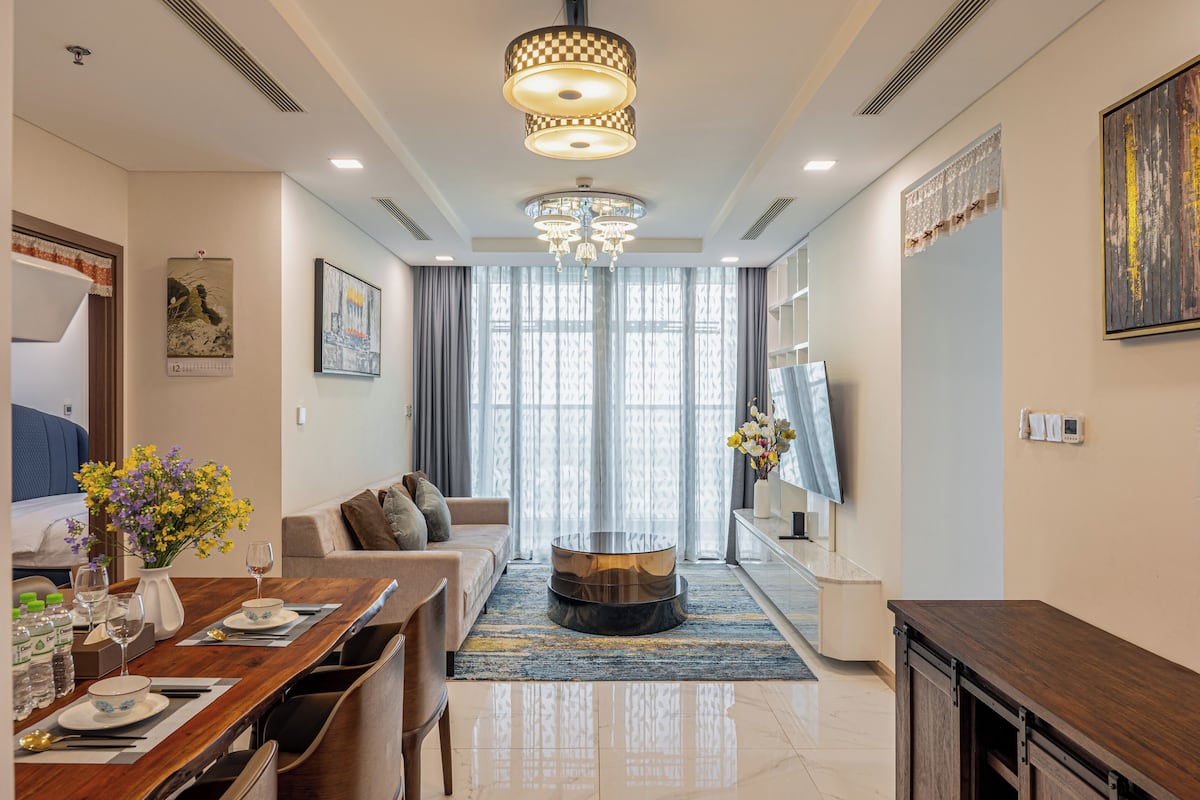 Appartement Deluxe, 3 chambres, vue sur le fleuve | Aire de séjour | Téléviseur connecté de 42 po avec télévision par câble