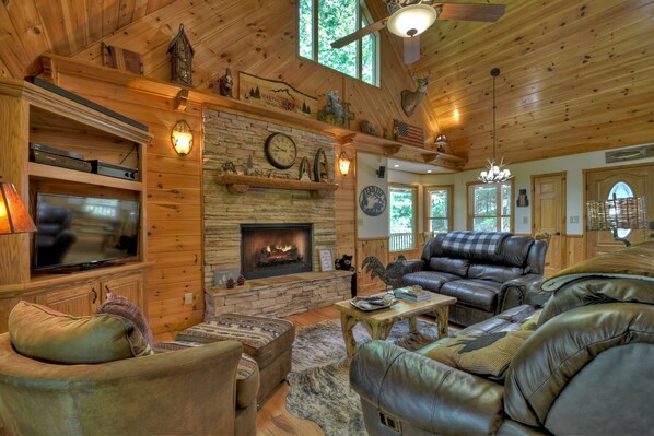 Smart TV, fireplace, books - Rustic Cabin w/ 3 En suite BR+Game Room+Hot  Tub (Minerall Bluff)