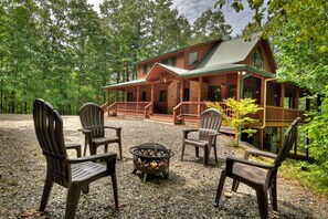Terrace/patio - Rustic Cabin w/ 3 En suite BR+Game Room+Hot  Tub (Minerall Bluff)