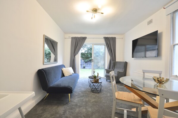 Flat-screen TV - Beautiful Garden Flat near Chelsea (London)