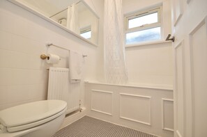Hair dryer, towels, toilet paper - Beautiful Garden Flat near Chelsea (London)