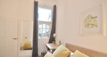 Beautiful Garden Flat near Chelsea