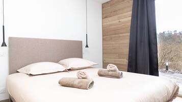 2 bedrooms, travel crib