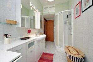 Dusche, Haartrockner, Bidet, Handtücher