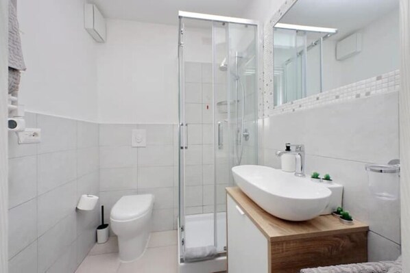 تجهيزات دش، مجففات شعر، مراحيض شطف، مناشف