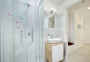 Douche, sĂšche-cheveux, bidet, serviettes fournies