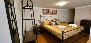 1 habitación, tabla de planchar con plancha, wifi y ropa de cama 