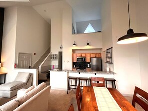Interior - Seasons-walk to lifts, amenities clubhouse,hot tub (Dover)