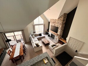 Smart TV, fireplace, ping pong - Seasons-walk to lifts, amenities clubhouse,hot tub (Dover)