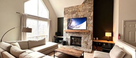 Älytelevisio, takka, pöytätennispöytä