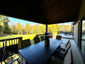 Outdoor dining - New Chalet mins to Mt with Hot tub (Dover)