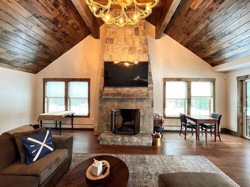 New Chalet mins to Mt with Hot tub