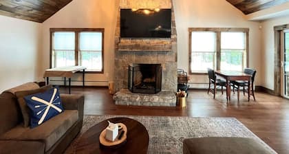 New Chalet mins to Mt with Hot tub