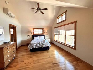 4 bedrooms, desk, iron/ironing board, WiFi