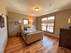 4 bedrooms, desk, iron/ironing board, WiFi