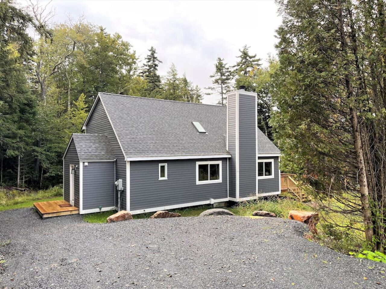 New Chalet. Walk to shuttle, Min. to Ski & Lakes