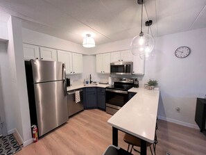 Réfrigérateur, micro-ondes, four, plaque de cuisson