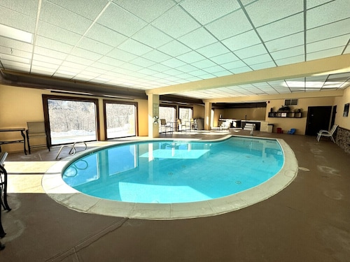 New! Mt Snow Condo. Walk to lifts, pool, Hot tub