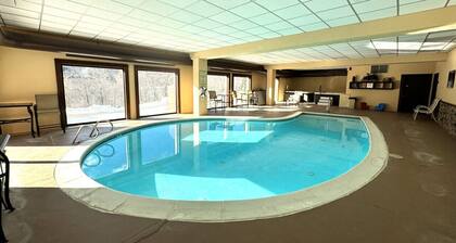 New! Mt Snow Condo. Walk to lifts, pool, Hot tub
