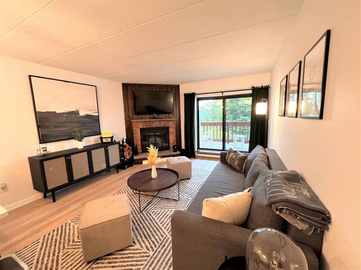 Een televisie en een open haard