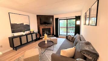 Een televisie en een open haard