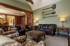 スマートテレビ、暖炉、卓球台